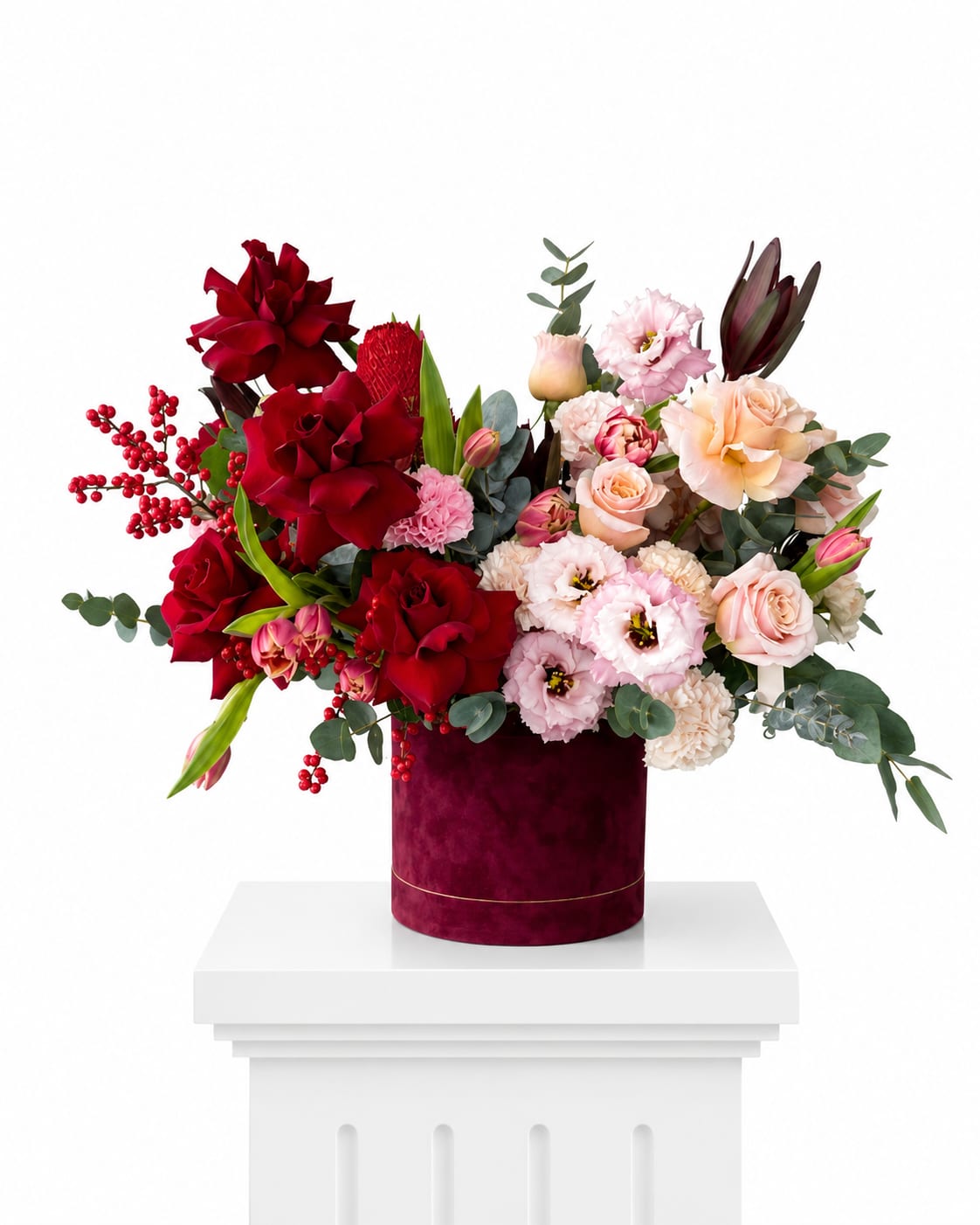 Arreglo asimétrico de rosas rojas y blush en vaso de terciopelo vino — El Taller de las Flores, Panamá